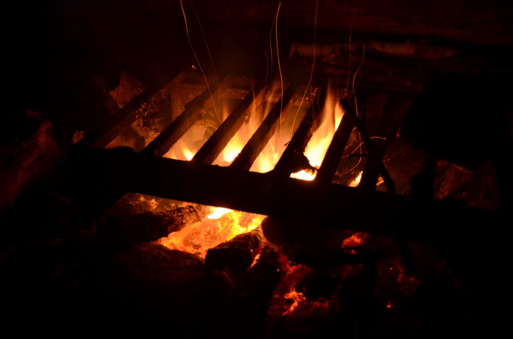 700_8983.jpg - A warm fire 