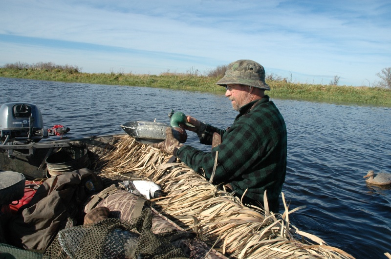 DSC_9302.JPG - Picking up decoys